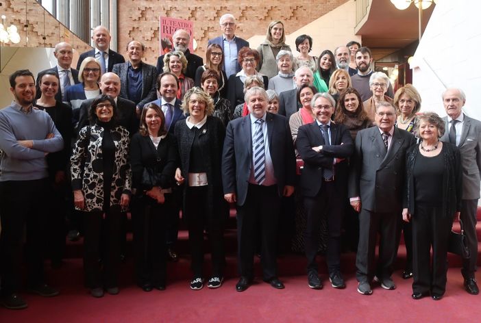 Il gruppone delle socie dell’Inner Wheel di Asti e i soci e socie del Rotary Club di Alba partecipanti alla giornata al Teatro Regio di Torino.