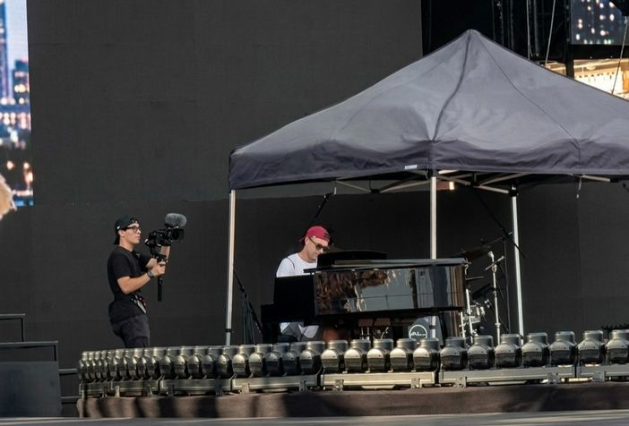 Simone Carè sul palco di Roma al concerto di Ultimo