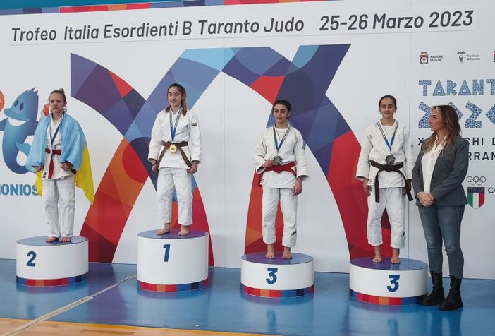 Ginevra Aloise (terza da sinistra a destra) sul podio