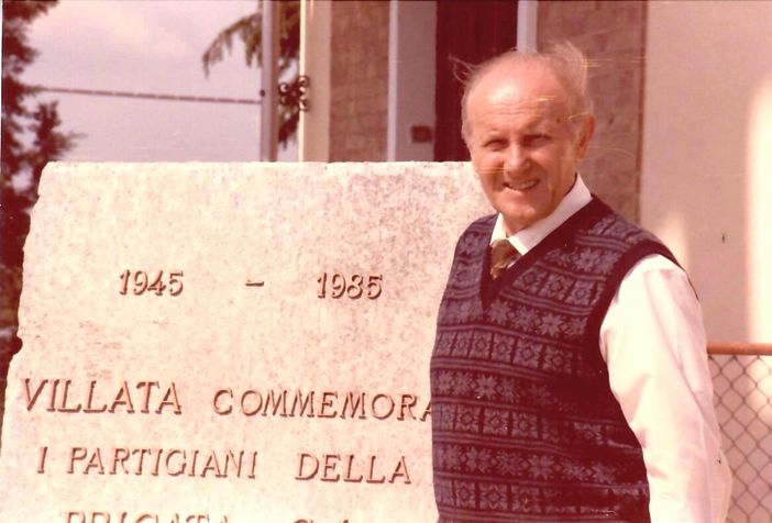 Giovanni Scagliola accanto alla stele che ricorda i partigiani della Tamietti (frazione Villata di Valfenera)