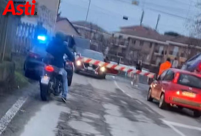 Il treno fermo a pochi metri dall'auto Il treno fermo a pochi metri dall'auto