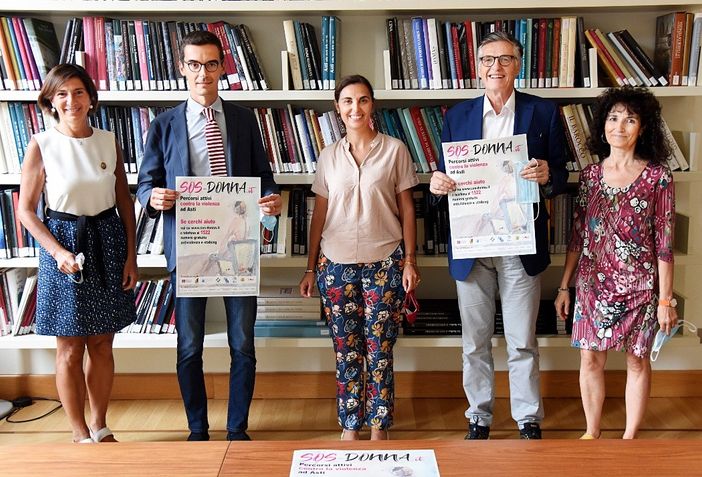 Da sinistra Daniela Timon, past president del Soroptimist Asti, il presidente Paolo Lanfranco e la consigliera delegata alle Pari Opportunità della Provincia Francesca Ragusa, il presidente della Fondazione CrAsti Mario Sacco, la giornalista Laura Nosenzo (SOS donna)