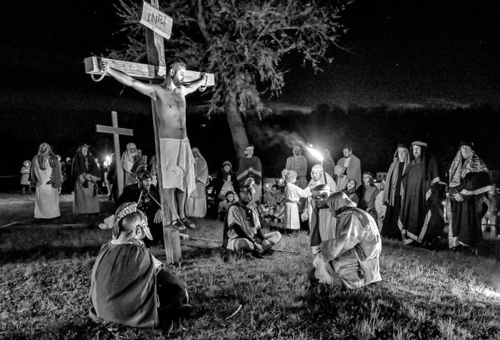 Una Via Crucis con riflessioni e preghiere organizzata dalla Parrocchia Santa Maria delle Ghiare di Castello di Annone Una Via Crucis con riflessioni e preghiere organizzata dalla Parrocchia Santa Maria delle Ghiare di Castello di Annone