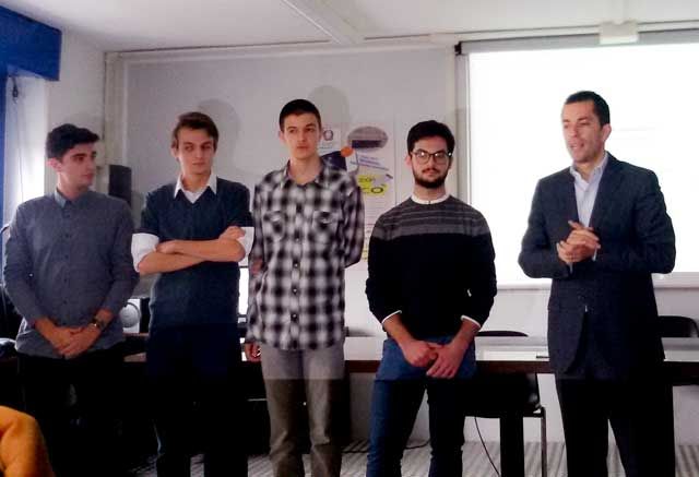 Marco Gabusi e alcuni ragazzi dell'Artom durante la presentazione