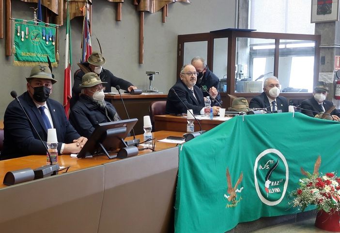 Il tavolo della presidenza dell’Assemblea ANA durante i lavori al Salone del Palazzo della Provincia Il tavolo della presidenza dell’Assemblea ANA durante i lavori al Salone del Palazzo della Provincia