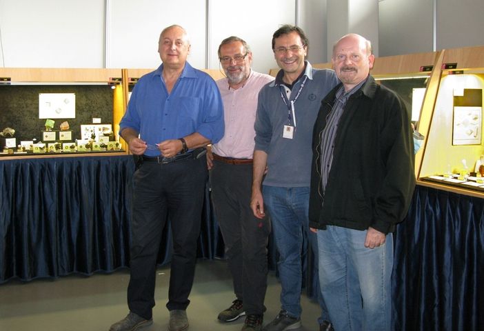 Massimo Tomalino e il paleontologo astigiano Piero Damarco in fiera con Daniele Respino (a sinistra) e Roberto Appiani, fotografo specialistico di fama internazionale.
