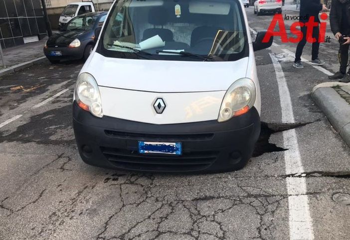 Voragine aperta in corso Dante ad Asti, una macchina finisce nel buco