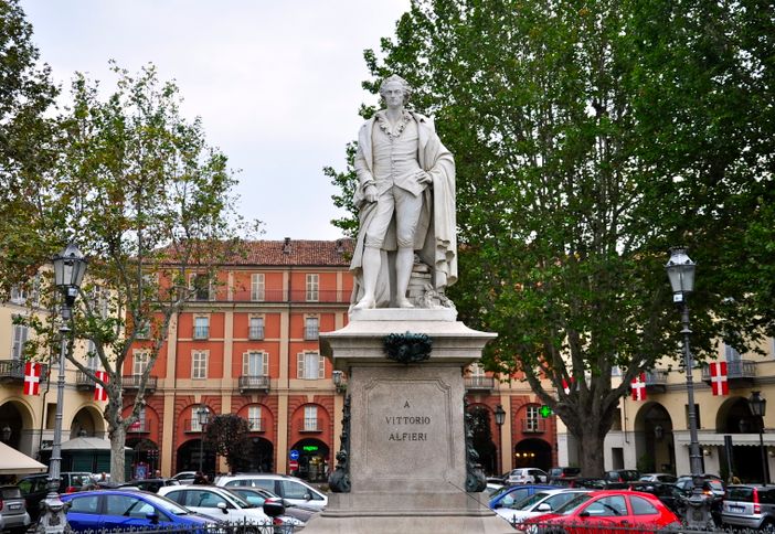 Il monumento a Vittorio Alfieri, uno dei simboli della città