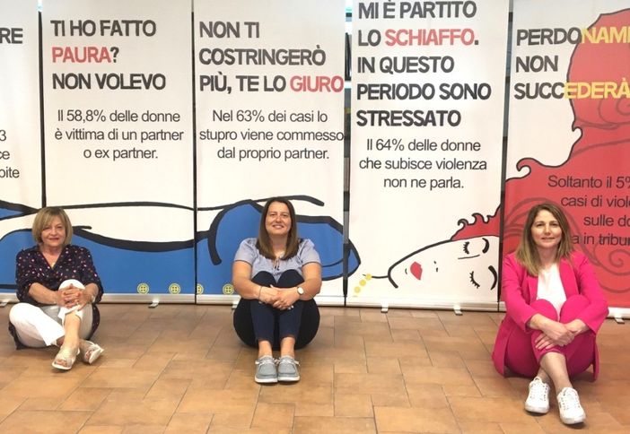 Nell'immagine, da sinistra a destra: Delfina Noto, Anna Rabino e Anna Macchia alla mostra "Non crederci!" ospitata in Sala Bordone