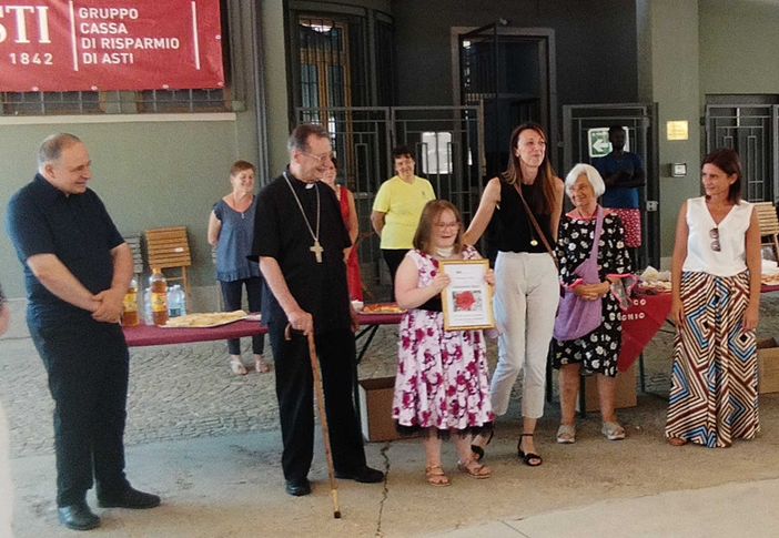 Alla studentessa Clementina Bussi l'attestato consegnato dall’Associazione culturale Davide Lajolo Alla studentessa Clementina Bussi l'attestato consegnato dall’Associazione culturale Davide Lajolo