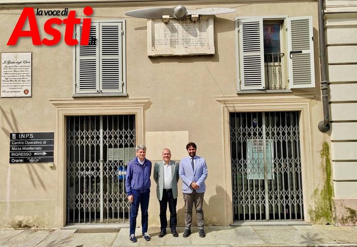 In foto: Vito Biscione, Maurizio Martino e Simone Nosenzo sotto la targa sulla casa natale di Gian Felice Gino In foto: Vito Biscione, Maurizio Martino e Simone Nosenzo sotto la targa sulla casa natale di Gian Felice Gino