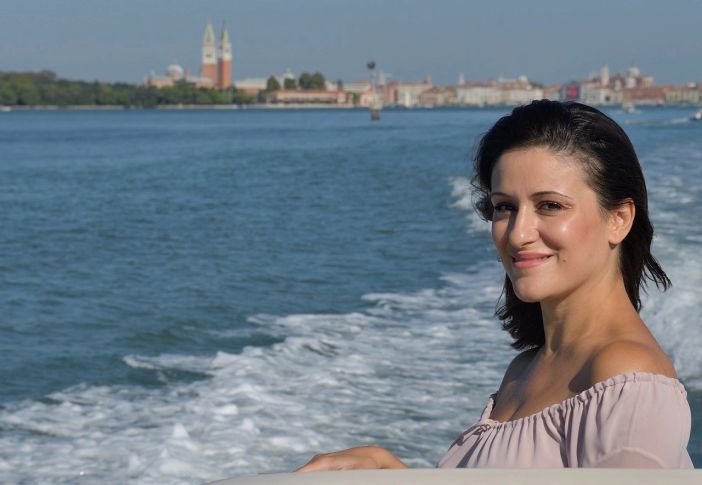 Debora Scalzo torna in libreria con "Breve ma Intenso", un omaggio all’amore e all’Arma dei Carabinieri