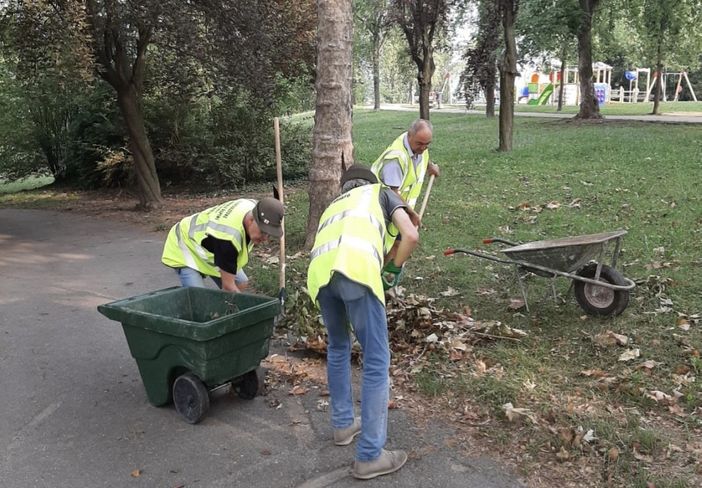 Volontari ANA della sezione di Asti al lavoro nel parco Volontari ANA della sezione di Asti al lavoro nel parco