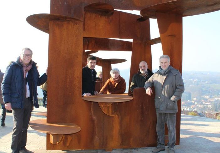 La scultura &quot;Di Ferro del mare padano&quot; sul Belvedere di San Secondo; da sinistra Morra, Tealdi, Miroglio, Goria, Omedé