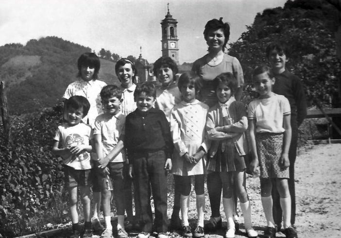 I dieci alunni della pluriclasse di Aramengo con la loro insegnante, nel 1972