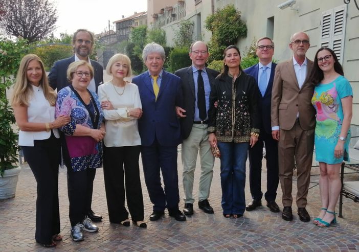 L'avvocato Della Valle ritratto con il consiglio direttivo del Rotary Club