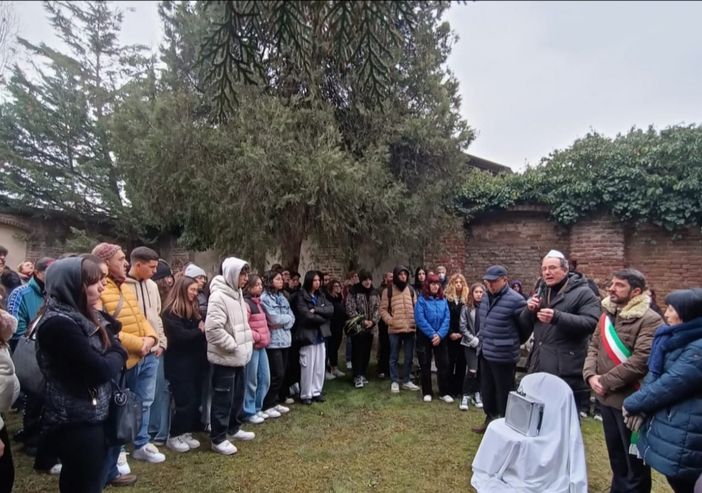 Un momento della cerimonia svoltasi al cimitero ebraico Un momento della cerimonia svoltasi al cimitero ebraico