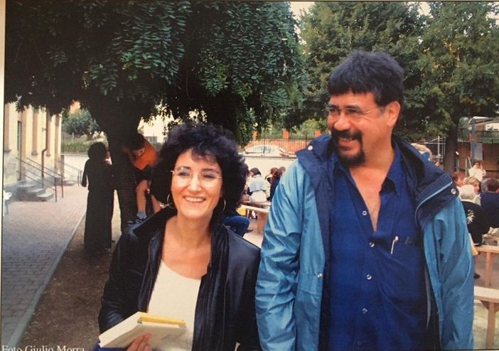 Sepulveda ritratto dall'obiettivo di Giulio Morra a margine di un incontro - moderato dalla giornalista Laura Nosenzo, che ringraziamo per averci fornito l'immagine - svoltosi nel 2003 a Castello di Annone