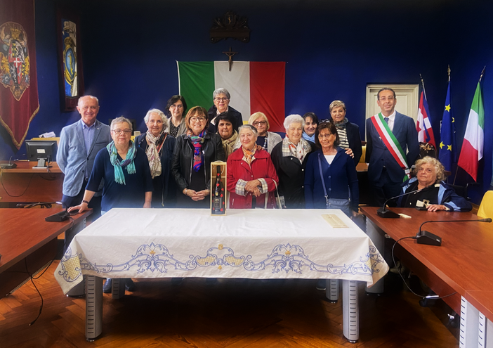 Duecentocinquanta ore di lavoro per la tovaglia in ricamo "bandera", consegnata al Comune di Canelli Duecentocinquanta ore di lavoro per la tovaglia in ricamo "bandera", consegnata al Comune di Canelli