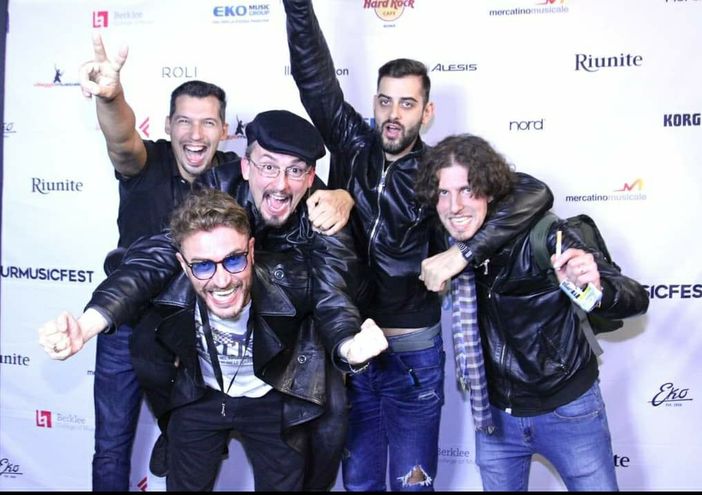 Simone Poncino con il suo gruppo Simone Poncino con il suo gruppo