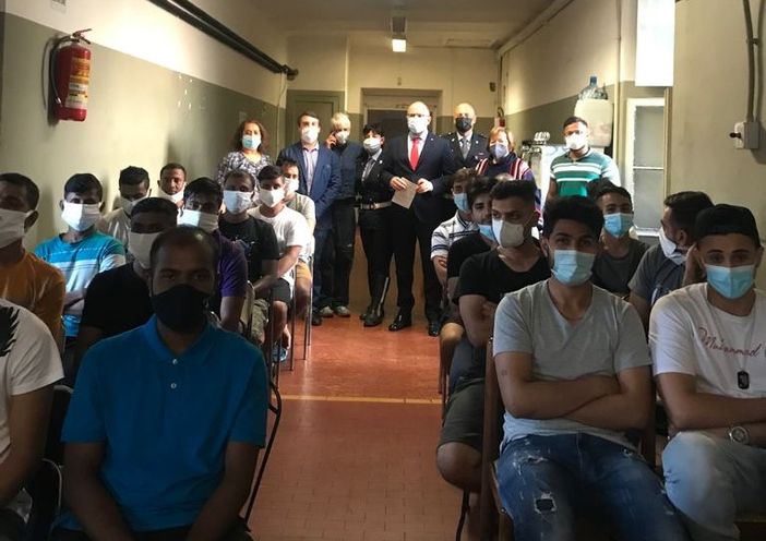 Un'immagine dell'incontro di educazione stradale per i richiedenti asilo