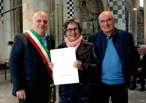 Aniello Mosca con la moglie Maria Luisa, premiati dal sindaco Marello durante la festa per le nozze d’oro organizzata dal Comune di Alba nel maggio 2017 Aniello Mosca con la moglie Maria Luisa, premiati dal sindaco Marello durante la festa per le nozze d’oro organizzata dal Comune di Alba nel maggio 2017
