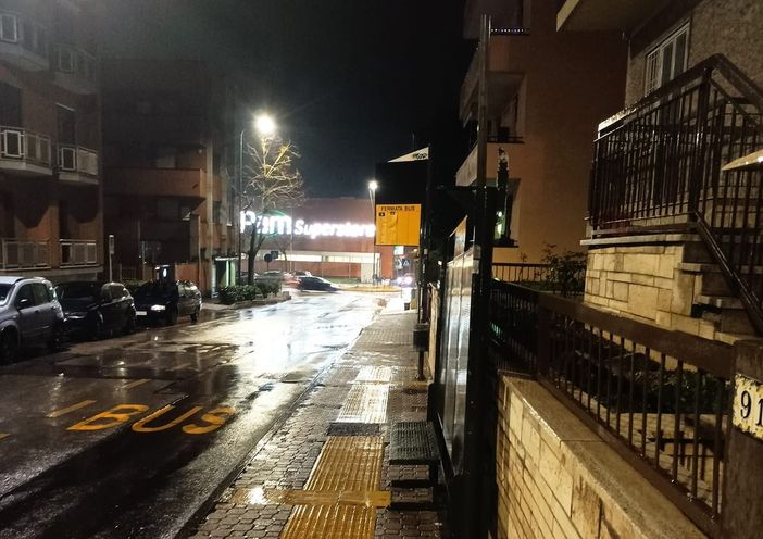 "In via Corridoni le fermate del bus sono sprovviste di pensiline, i cittadini costretti ad aspettare sotto la pioggia"