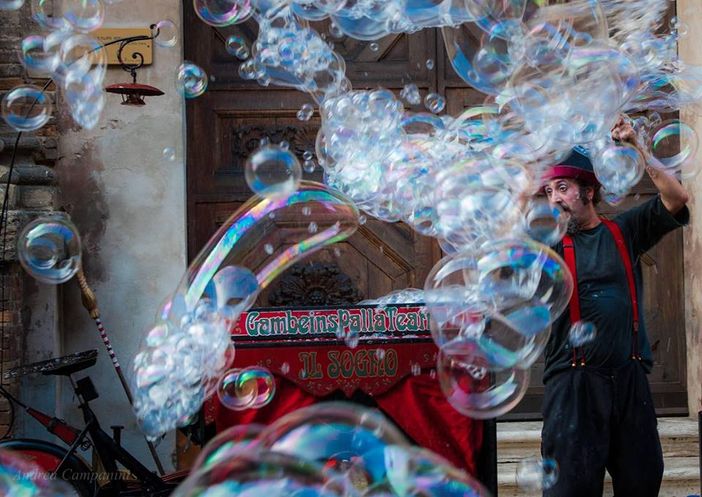 Immagine di scena tratta da "Il Sogno - Bubble show" Immagine di scena tratta da "Il Sogno - Bubble show"