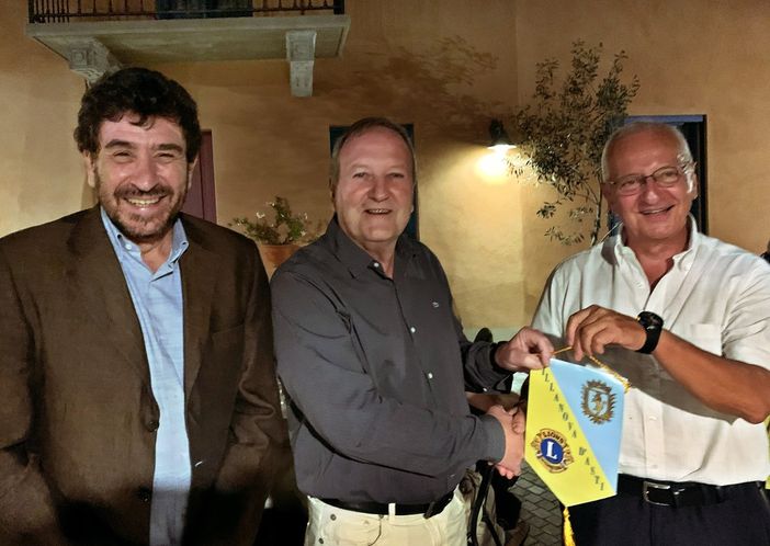 Da sx: Silvio Tealdi (sindaco di Ferrere), Carlos Humberto Tassi (sindaco di “La Francia”) e Maurizio Lattanzio (presidente del Lions club Villanova d'Asti)