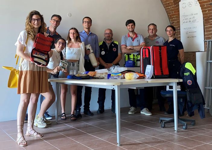 Foto di gruppo post donazione del kit di Pronto Soccorso