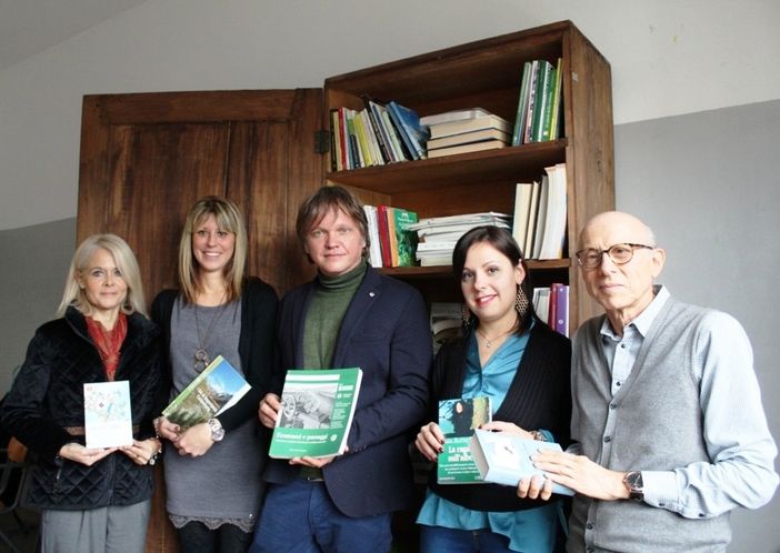 Nella foto l'Armadio degli alberi con, al centro, il sindaco Gianluca Forno tra le consigliere comunali Sara Arduino e Chiara Borello. Ai lati il bibliotecario volontario Roberto Ranieri e la dirigente scolastica Silvia Montersino