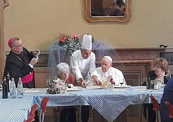 Fratelli Antoniazzi e San Bernardo hanno "dissetato" Papa Francesco al pranzo della domenica Fratelli Antoniazzi e San Bernardo hanno "dissetato" Papa Francesco al pranzo della domenica