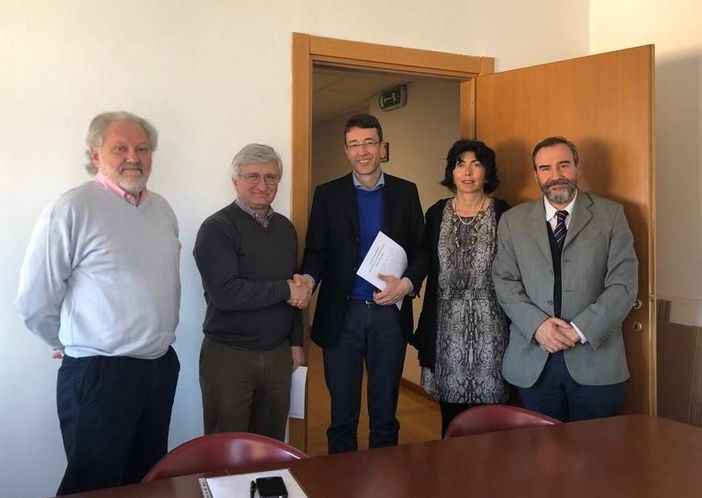 Momento della consegna del Libro Giancarlo Dapavo Angelo Porta Giovanni Messori Ioli Cristina Chialvi e Marco Devecchi