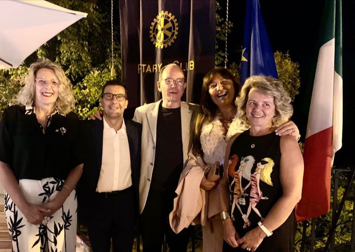 Al centro dell'immagine Roberto Daneo e il presidente Lions Club Luigi Florio