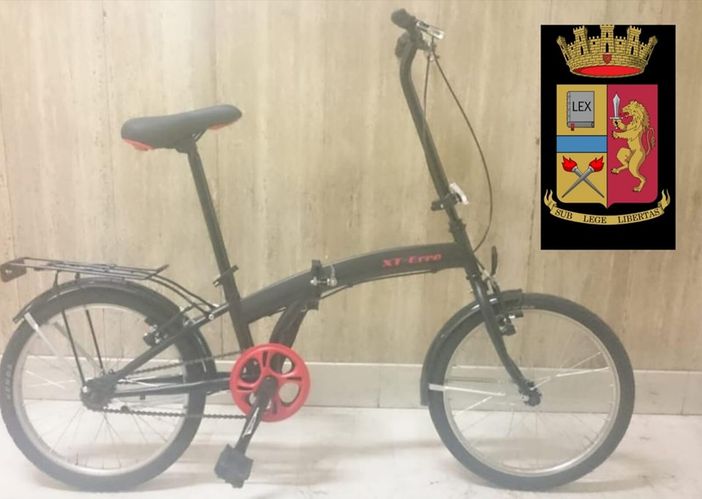 Ragazzini rubano una bicicletta: fermati dalla Polizia in piazza San Secondo Ragazzini rubano una bicicletta: fermati dalla Polizia in piazza San Secondo
