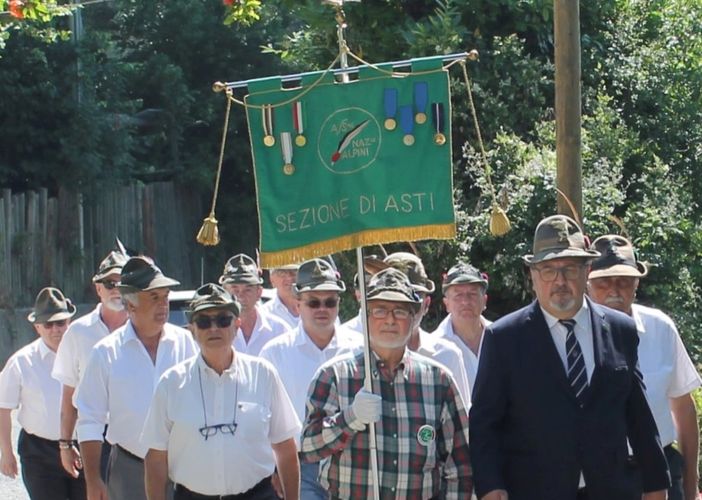 Il Presidente Fabrizio Pighin (con la giacca) con il  drappello del Direttivo astigiano dell’ANA, scorta il Vessillo plurimedagliato della Sezionale di Asti alla sfilata al Santuario dei Caffi