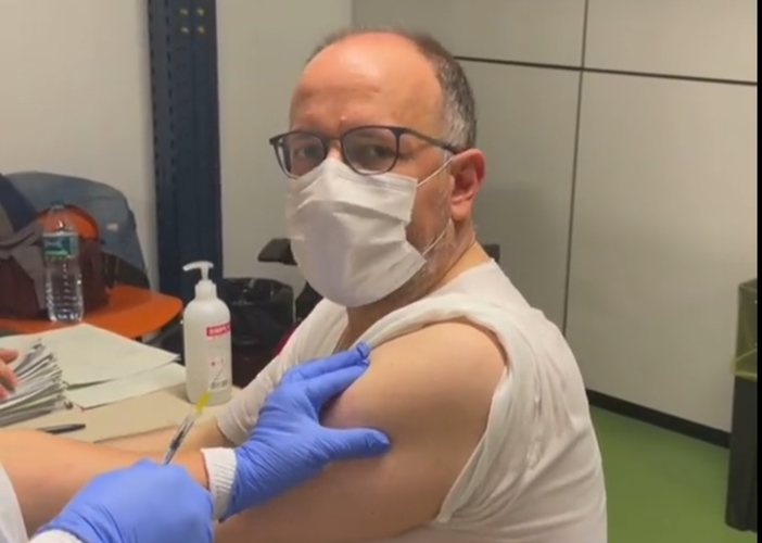 Vaccini: anche il sindaco Rasero oggi ha ricevuto la prima dose. "Vaccinatevi. È l'unico modo per uscirne il prima possibile" (VIDEO) Vaccini: anche il sindaco Rasero oggi ha ricevuto la prima dose. "Vaccinatevi. È l'unico modo per uscirne il prima possibile" (VIDEO)