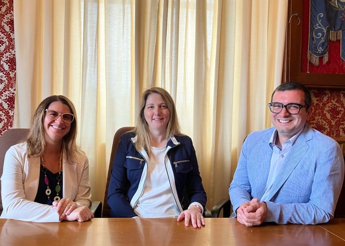 La giunta di Villafranca: il sindaco Macchia tra Katia Pelissetti (vice) e Daniele Chiolerio (assessore) La giunta di Villafranca: il sindaco Macchia tra Katia Pelissetti (vice) e Daniele Chiolerio (assessore)