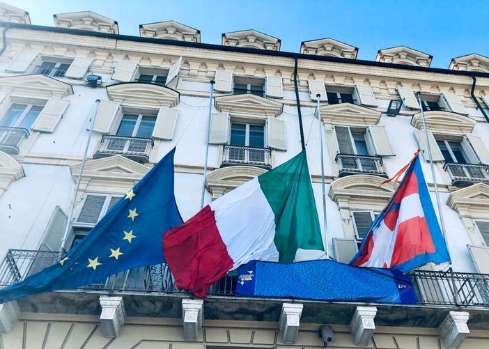 Sul palazzo della Regione i nomi delle vittime delle mafie e bandiere a mezz'asta per la Giornata nazionale Sul palazzo della Regione i nomi delle vittime delle mafie e bandiere a mezz'asta per la Giornata nazionale