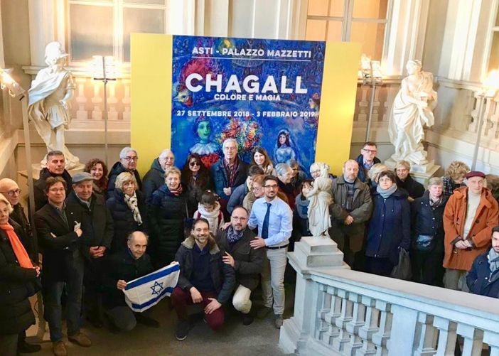 Foto di gruppo per i visitatori dell'associazione Italia-Israele. Al centro il sindaco Rasero e il consigliere comunale Candelaresi, sulla sinistra il direttore della Fondazione Asti Musei Filippo Ghisi