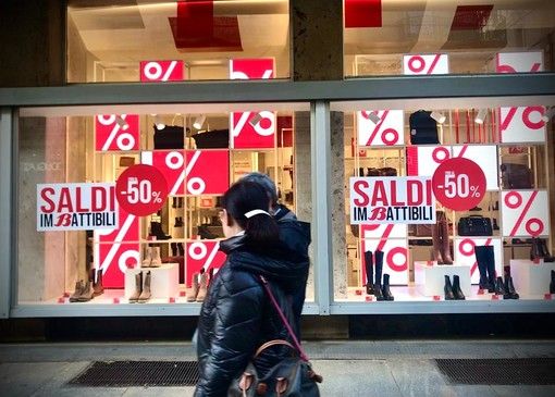 Al via lo sprint dei saldi invernali: "Si spenderanno circa 150 euro a testa, risparmiati dalla tredicesima"