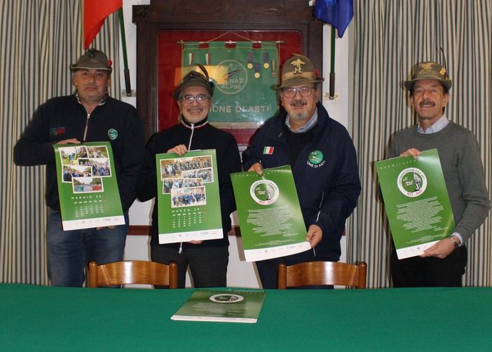 Un momento della presentazione del “Calendario 2022” con (da sinistra) il vice presidente Massimo Lavagnino, il direttore editoriale della rivista Penne Nere Astigiane Gianni Faita, il presidente Fabrizio Pighin e il segretario Francesco Marzo Un momento della presentazione del “Calendario 2022” con (da sinistra) il vice presidente Massimo Lavagnino, il direttore editoriale della rivista Penne Nere Astigiane Gianni Faita, il presidente Fabrizio Pighin e il segretario Francesco Marzo