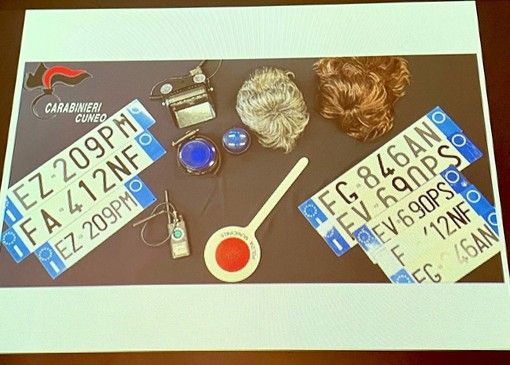 Una parte delle targhe rinvenute nel corso dell'operazione Una parte delle targhe rinvenute nel corso dell'operazione