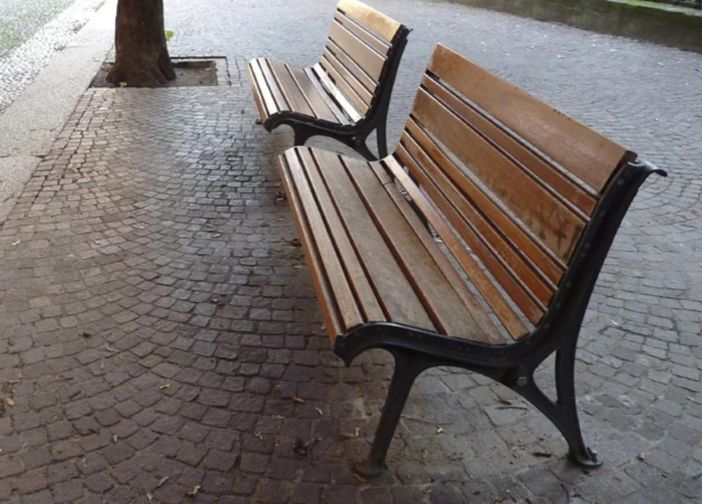 Panchine di design a rischio: Miroglio interroga il Comune