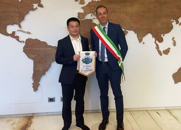 Il sindaco Paolo Lanzavecchia con il delegato cinese Shao Welbin Il sindaco Paolo Lanzavecchia con il delegato cinese Shao Welbin