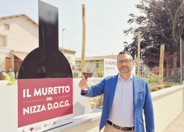 Il sindaco Ghignone di fronte al Muretto del Nizza Il sindaco Ghignone di fronte al Muretto del Nizza