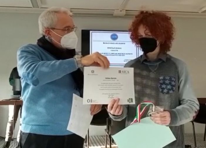 Il dirigente scolastico Franco Calcagno ritratto mentre consegna l'attestato ottenuto da Stefano Raviola, 5 AI dell'Artom, che ha ottenuto la medaglia di bronzo Il dirigente scolastico Franco Calcagno ritratto mentre consegna l'attestato ottenuto da Stefano Raviola, 5 AI dell'Artom, che ha ottenuto la medaglia di bronzo