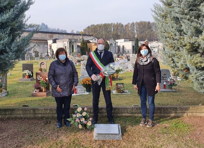 Depositato dall’Amministrazione un mazzo di fiori in memoria delle vittime di violenza Depositato dall’Amministrazione un mazzo di fiori in memoria delle vittime di violenza