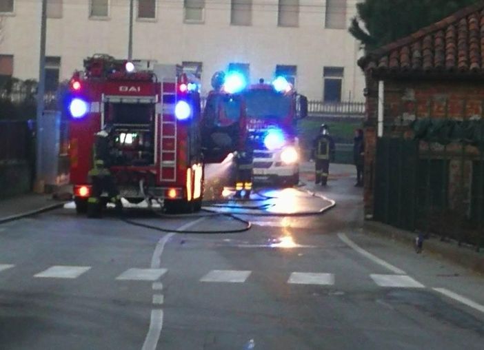Auto a gpl in fiamme nei pressi del passaggio a livello del quartiere San Fedele