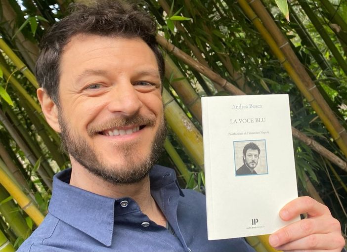 Bosca ritratto con il suo libro di poesie